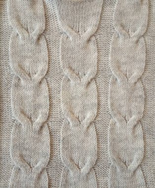 İrlanda kablolarıyla gri örgü deseni