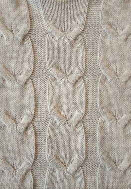 İrlanda kablolarıyla gri örgü deseni