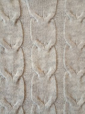 İrlanda kablolarıyla gri örgü deseni