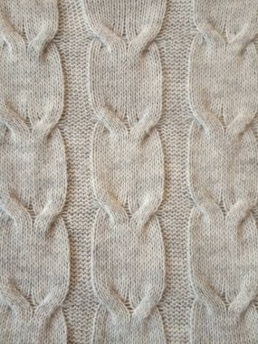 İrlanda kablolarıyla gri örgü deseni