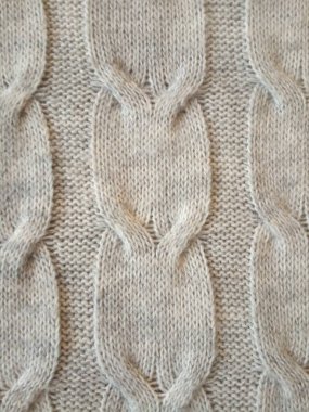 İrlanda kablolarıyla gri örgü deseni