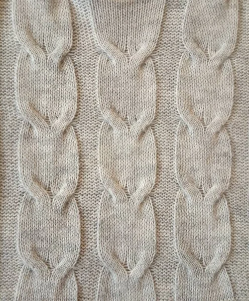 İrlanda kablolarıyla gri örgü deseni