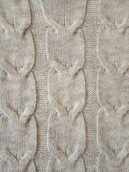 İrlanda kablolarıyla gri örgü deseni