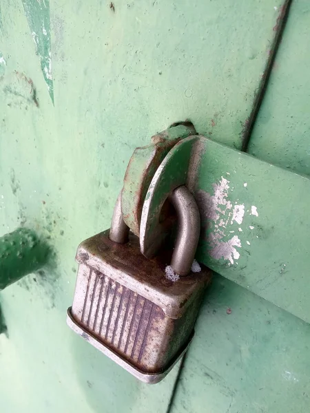 Velho Bloqueio Vintage Enferrujado Uma Porta Metal — Fotografia de Stock