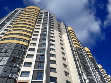 Modern apartman binası. Şehir konutu 