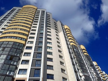 Modern apartman binası. Şehir konutu 