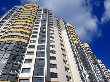 Modern apartman binası. Şehir konutu 