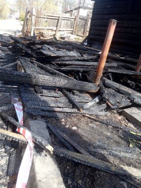 kül, yanmış bir evin kalıntıları.