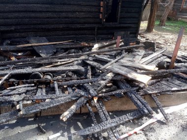 kül, yanmış bir evin kalıntıları.