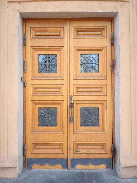 Старинная Коричневая Деревянная Дверь — стоковое фото