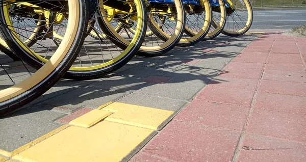 Reihe Von Abgestellten Fahrrädern Fahrräder Zum Ausleihen Auf — Stockfoto