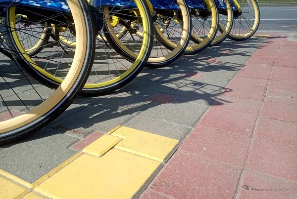 Fila Bicicletas Estacionadas Bicicletas Para Alugar — Fotografia de Stock