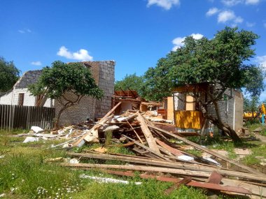 Eski bir ahşap evin yıkılması, özel sektörün yıkılması.