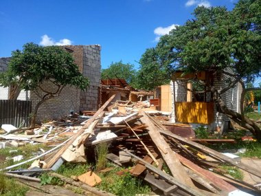 Eski bir ahşap evin yıkılması, özel sektörün yıkılması.