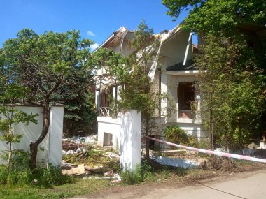 Eski bir ahşap evin yıkılması, özel sektörün yıkılması.