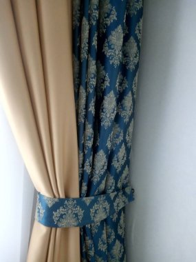 Penceredeki zarif perdeler, iç kısımlar...