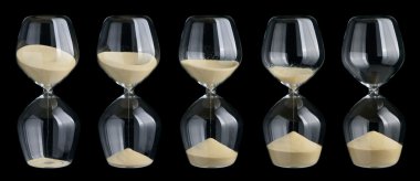 Siyah arka plan üzerine izole hourglasses kümesi