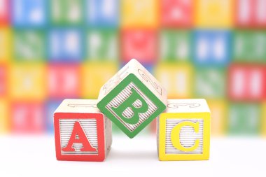 ABC bloklar üzerinde renkli bir arka plan bulanık