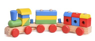 Renkli ahşap oyuncak treni beyazda izole edilmiş.