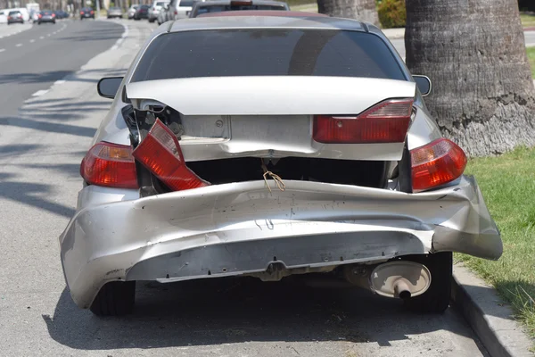 Accidente de choque de coche en una carretera de la ciudad —  Fotos de Stock