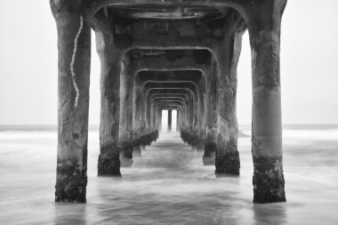 İskele altında. Siyah ve beyaz fotoğraf Manhattan Beach, Californi