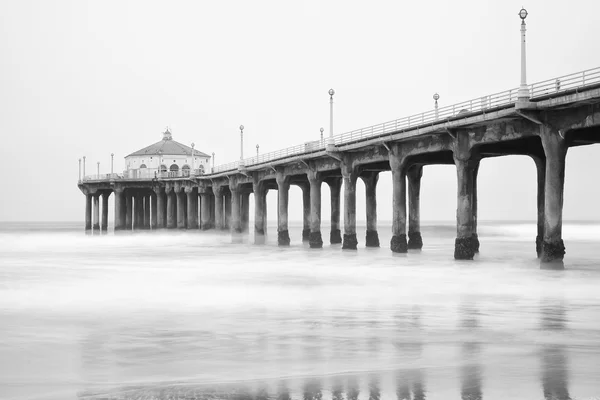 Black and white photo of Manhattan beach pier, California. — Stock Photo, Image