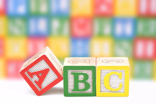 ABC blocos em um fundo embaçado colorido — Fotografia de Stock