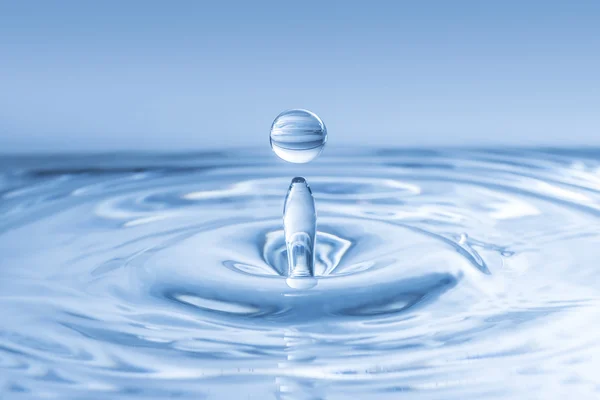 Salpicadura gota de agua de cerca —  Fotos de Stock