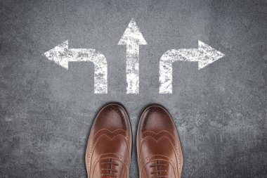 Çift ayakkabı oklarla bir yolda