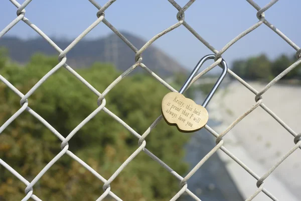 Candado en forma de corazón bloqueado en cadena de hierro —  Fotos de Stock