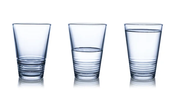 Vasos de agua en blanco — Foto de Stock