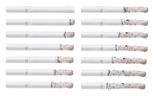 Cigarros durante diferentes estágios de queimadura. Isolado em branco — Fotografia de Stock