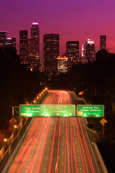 Los Ángeles atardecer carretera tráfico horizonte — Foto de Stock