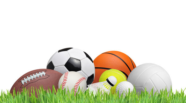 шары на травяном поле изолированы на белом фоне
