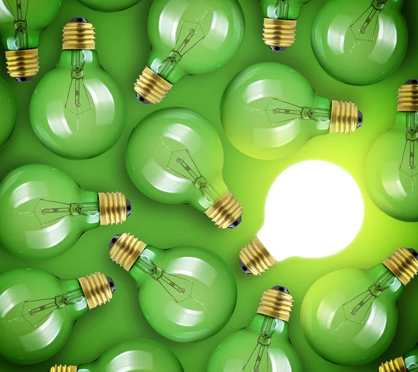 Concetto di grande idea. Lampadina incandescente su sfondo verde — Foto Stock