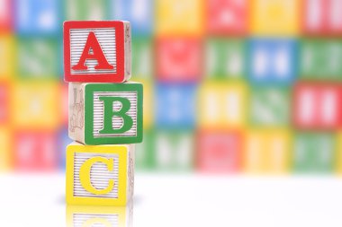 ABC bloklar üzerinde renkli bir arka plan bulanık