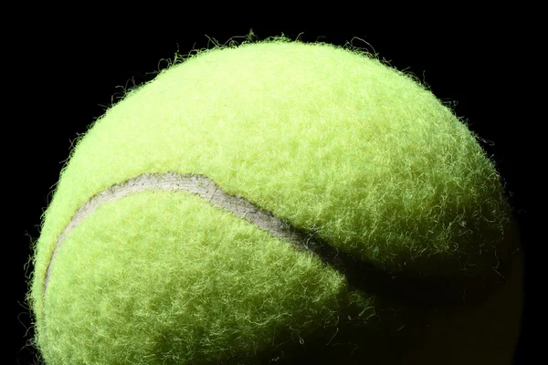 Balle de tennis isolée sur fond noir — Photo