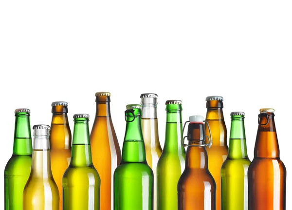 Raccolta di bottiglie di birra senza etichette isolate su bianco — Foto Stock