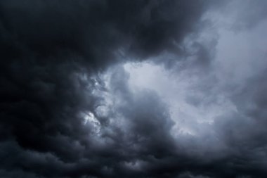 Karanlık gökyüzü solda toplanmıştı ve yağmur yağmadan önce güçlü bir fırtına vardı..