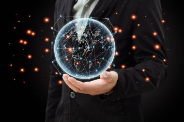 Hologram küreleri ve ağ bağlantıları iş adamlarının elinde. iletişim ağı kavramı.