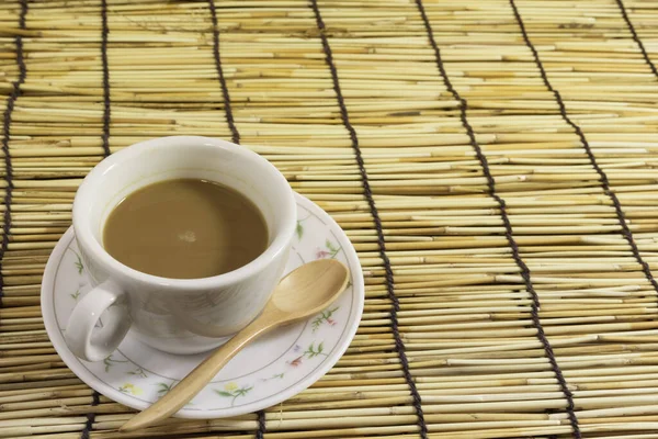 木のスプーン竹を背景にしたコーヒーカップ スペースのコピー — ストック写真