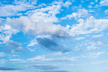 Garip şekilli bulutlu mavi gökyüzü arkaplanı, boşluğu kopyala.