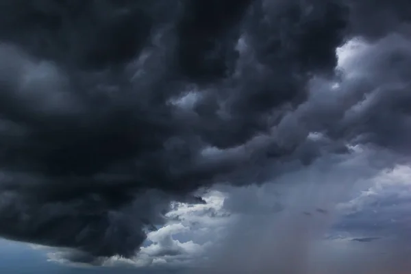 Ciel Sombre Avait Des Nuages Rassemblés Gauche Une Forte Tempête — Photo