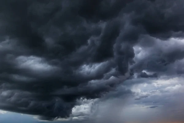 Ciel Sombre Avait Des Nuages Rassemblés Gauche Une Forte Tempête — Photo