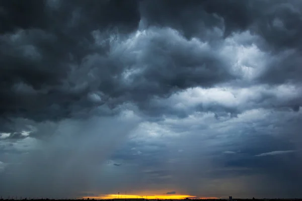 Темное Небо Облака Собрались Слева Сильный Шторм Прежде Пошел Дождь — стоковое фото