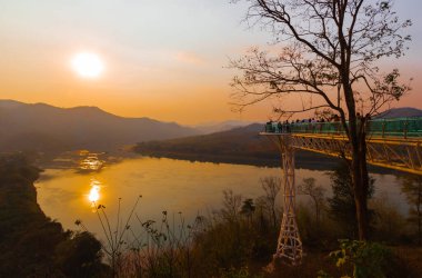 Akşam günbatımının manzarası Mekong Nehri boyunca Chiang Khan Eyaleti 'ndeki Skywalk' ta..