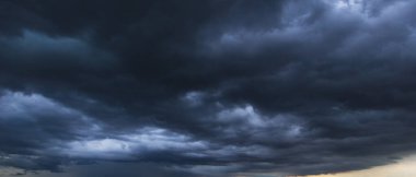 Gökyüzünde süzülen kara fırtına bulutlarının dramatik görüntüsü yaklaşan fırtınanın yoğun atmosferini yakalıyor, doğanın gücünü ve yaklaşan şiddetli hava tehdidini vurguluyor..