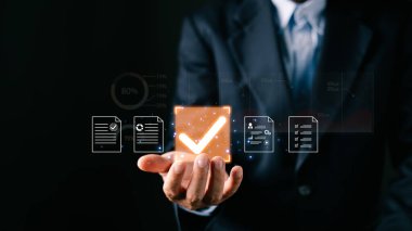 Bir işadamı profesyonel, dijital onay süreçlerini sembolize eden, iş kalite güvencesi ve veri yönetimine odaklı, parıldayan bir dijital sertifika belgesi simgesi, büyük bir işaret taşıyor.