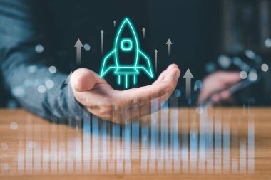 İş adamı elinde büyüme grafiği olan dijital roket ikonu, başlangıç başarısı, yenilik, iş büyümesi ve gelecekteki teknolojinin sembolü. Girişimcilik, finans, pazarlama konsepti için mükemmel.