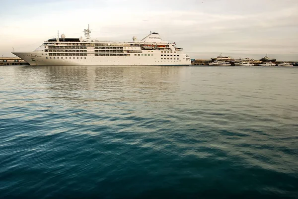 Large Cruise Ship Port Yalta Crimea Ukraine June 2011 High — Stock Photo, Image